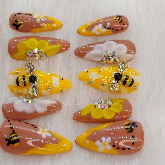 Yellow Bee Spring Nails - Picture 4 of 10